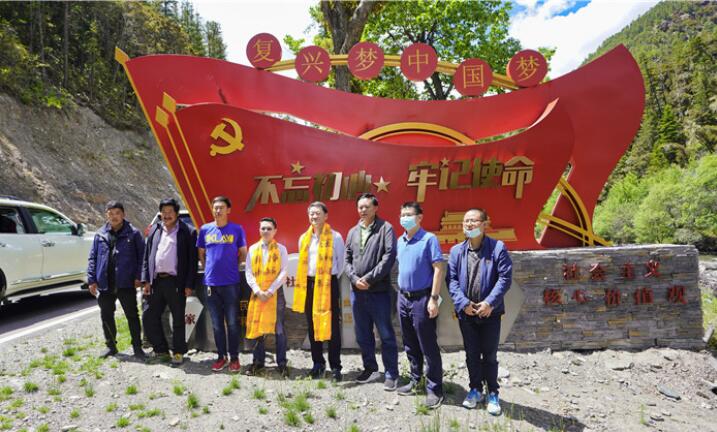 尊龍凱時集團黨委書記、董事長任丁率隊赴麻格同村推進對口幫扶工作