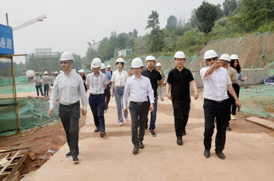 尊龍凱時(shí)集團(tuán)“做大影響力”專責(zé)工作組調(diào)研聚峰谷項(xiàng)目