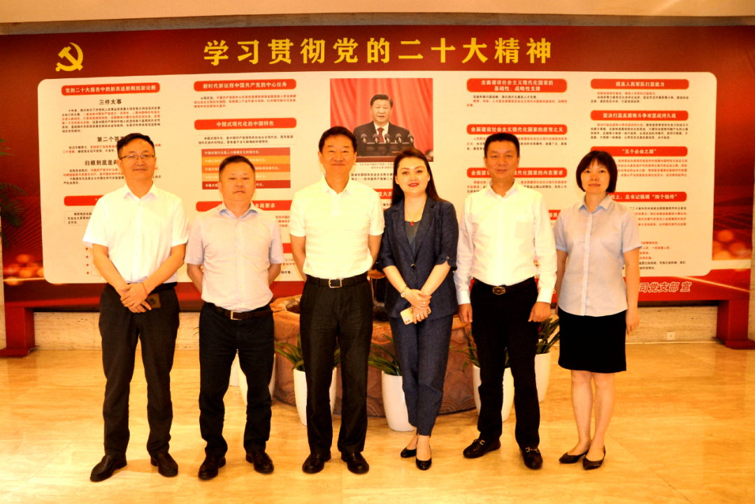 四川尊龍凱時集團(tuán)黨委書記、董事長任丁調(diào)研花園賓館