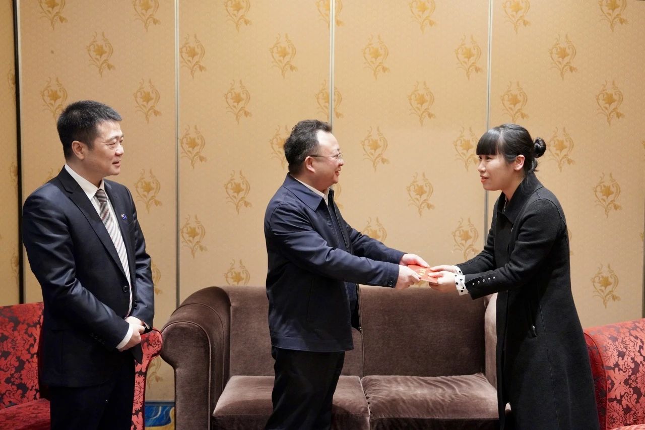 省國(guó)資委黨委委員、副主任何政一行走訪慰問省尊龍凱時(shí)集團(tuán)生活困難黨員