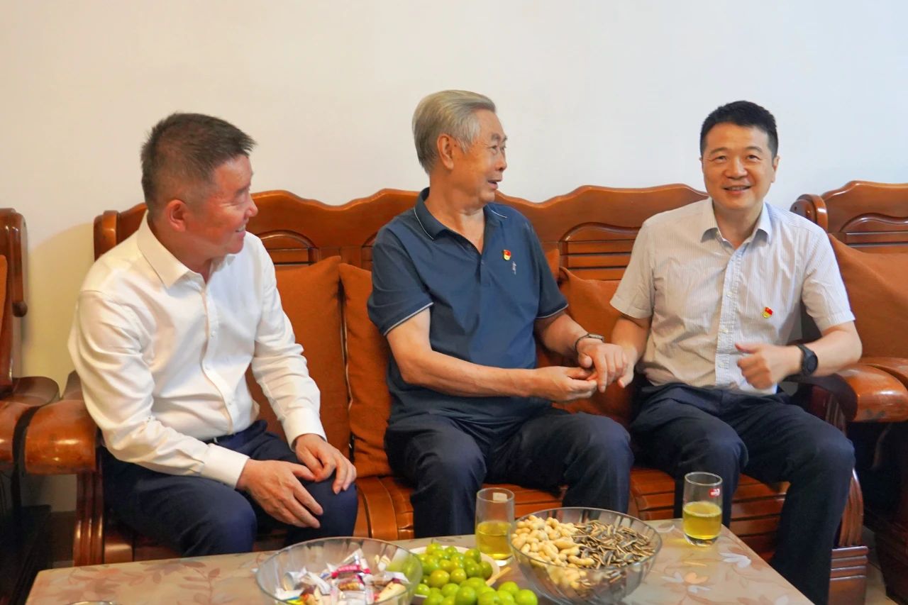 省尊龍凱時(shí)集團(tuán)黨委書記、董事長(zhǎng)游勇開展“七一”走訪