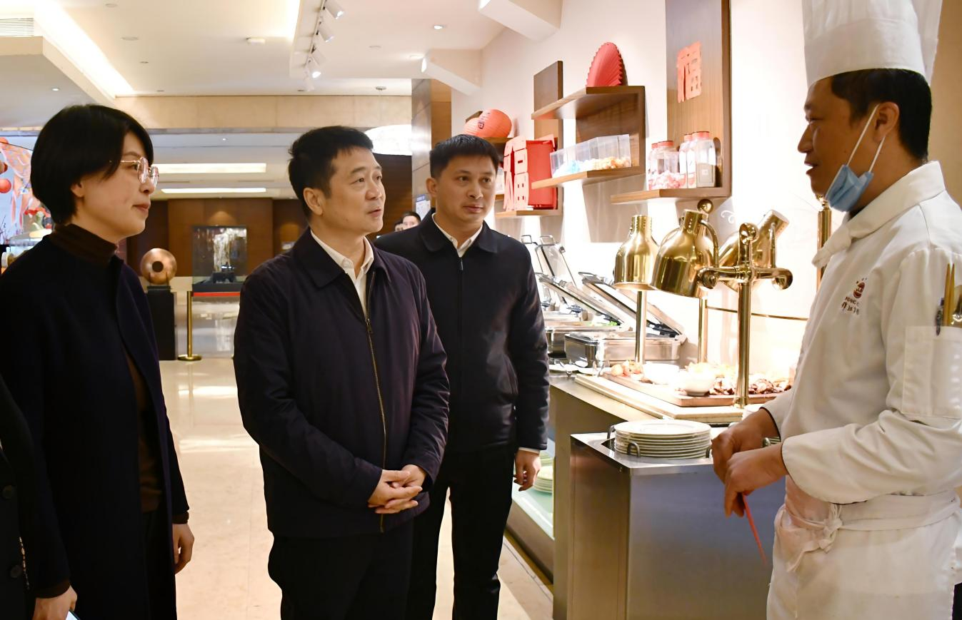 省尊龍凱時集團領導率隊開展春節(jié)前走訪慰問